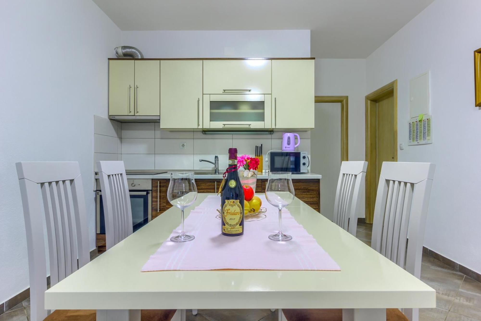 Apartmani Mato Pirovac Exterior photo