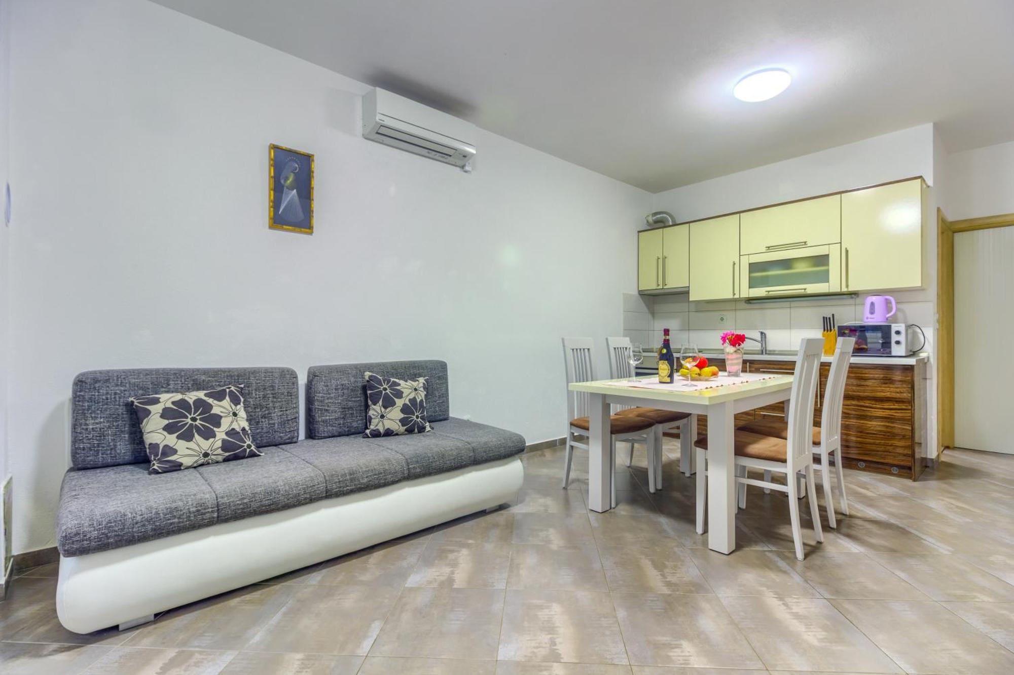 Apartmani Mato Pirovac Exterior photo