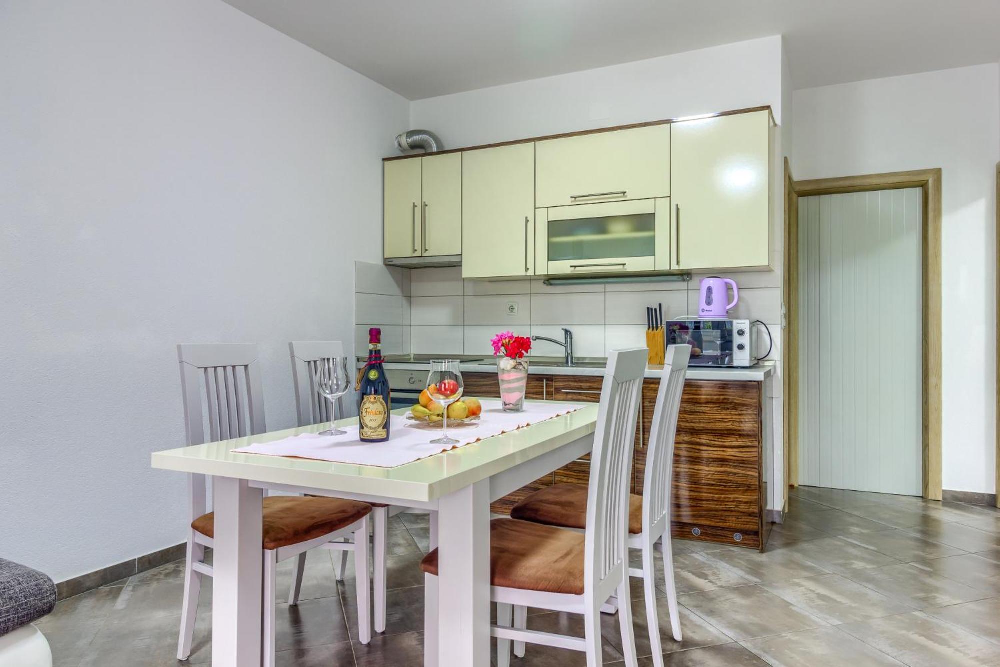 Apartmani Mato Pirovac Exterior photo